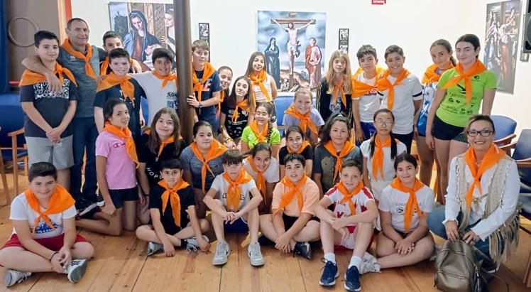 Imagen principal - Los alumnos visitando la exposición en el Corral de Comedias. 