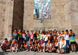 El grupo que ha participado en la actividad ante una de las lonas de la exposición exterior.