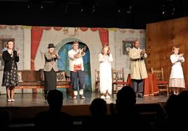 Saludo final de los actores de 'La loca, el cateto y además... un muerto'.