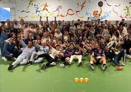 El Arroyo FS celebrando el triunfo junto a su afición.