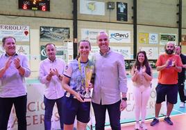 Carlos Caro, alcalde de Arroyo de la Luz, entregando el trofeo a las campeonas.
