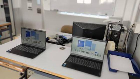 El IES Luis de Morales recibe equipamiento informático destinado a FP