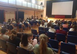 51 niños reciben su diploma por finalizar el curso del Centro Local de Idiomas