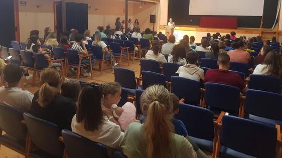 51 niños reciben su diploma por finalizar el curso del Centro Local de Idiomas