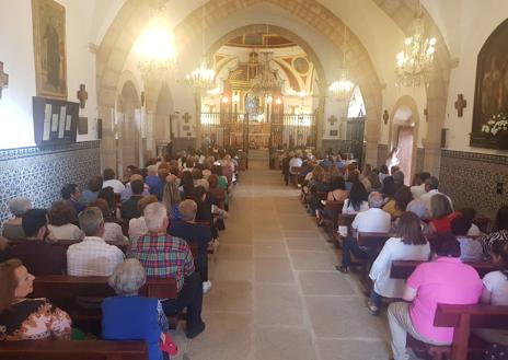 Imagen secundaria 1 - Arriba, a la izquierda directiva entrante y a la derecha directiva saliente. Debajo, Santuario lleno de personas que acudieron a la sabatina y posterior acto de cambio de directiva. 