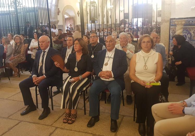 Imagen principal - >Miembros de la directiva y camareras salientes. 