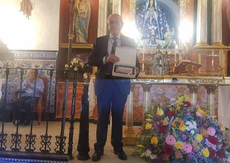 Imagen secundaria 1 - Entrega de la placa a Antonio Cruz, mayordomo saliente.