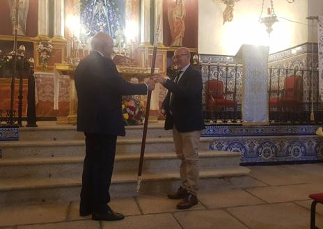Imagen secundaria 1 - Cambio de mayordomo con la entrega del bastón y de la medalla de la Virgen de la Luz.