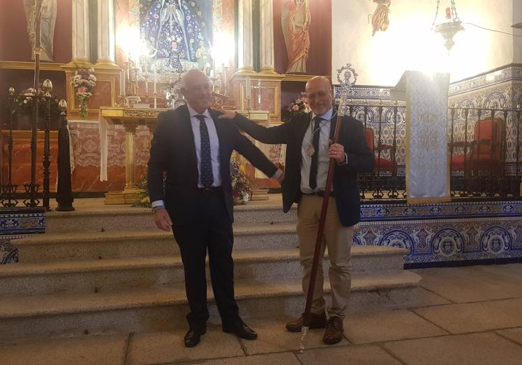 Imagen principal - Cambio de mayordomo con la entrega del bastón y de la medalla de la Virgen de la Luz.
