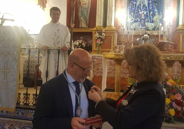 Imagen principal - Antonio Gallardo, nuevo mayordomo de la Virgen de la Luz