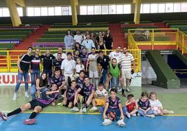 El club arroyano junto a su afición tras el partido.