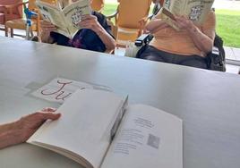 15 usuarias de la residencia y centro de día de Arroyo de la Luz participan en el nuevo club de Lectura Fácil