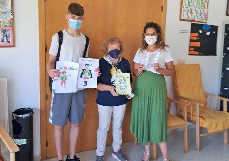 Imagen principal - 15 usuarias de la residencia y centro de día de Arroyo de la Luz participan en el nuevo club de Lectura Fácil