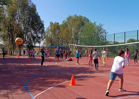 Imagen secundaria 1 - Alumnos del Cerro durante la jornada.