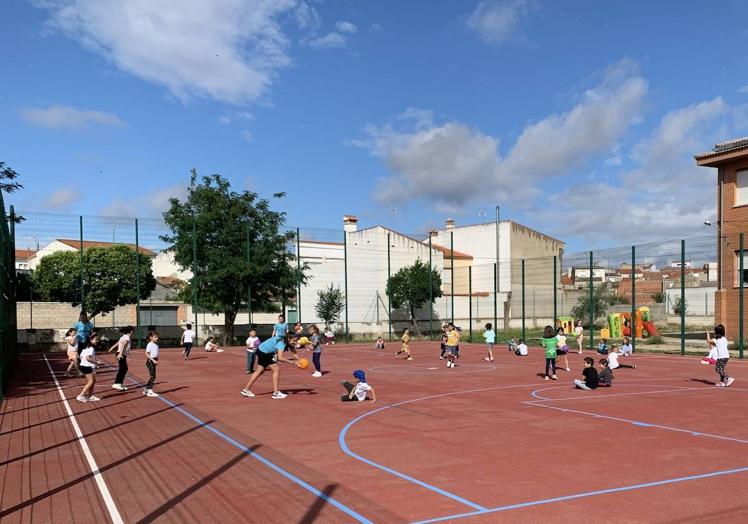 Imagen principal - Algunos de los alumnos del Pozo durante la visita.
