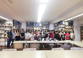Alumnos de 2º de ESO visitando la biblioteca.