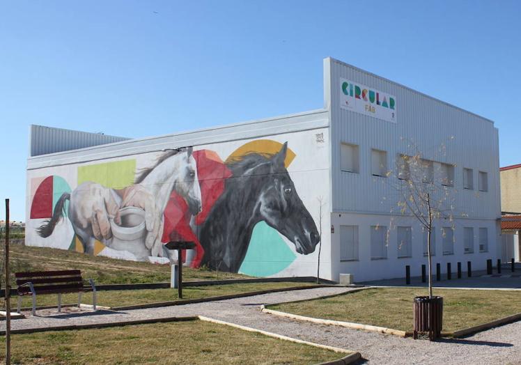 Imagen principal - Primer mural que firmó Brea en la localidad, en uno de los laterales del Circular FAB.