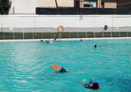 Un grupo de niños durante uno de los cursos de natación de la pasada temporada.