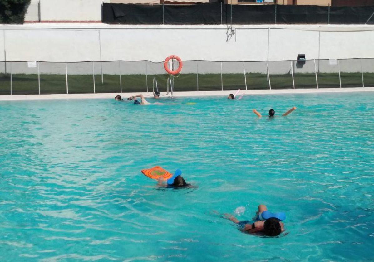Un grupo de niños durante uno de los cursos de natación de la pasada temporada.