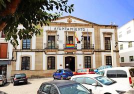 La fachada del Consistorio luce la bandera arcoriris.