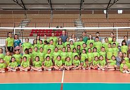 Participantes en el Sunvolley junto a las entrenadoras y el alcalde arroyano, Carlos, la concejala Mereces Pérez y el presidente del club Adolfo Gómez.