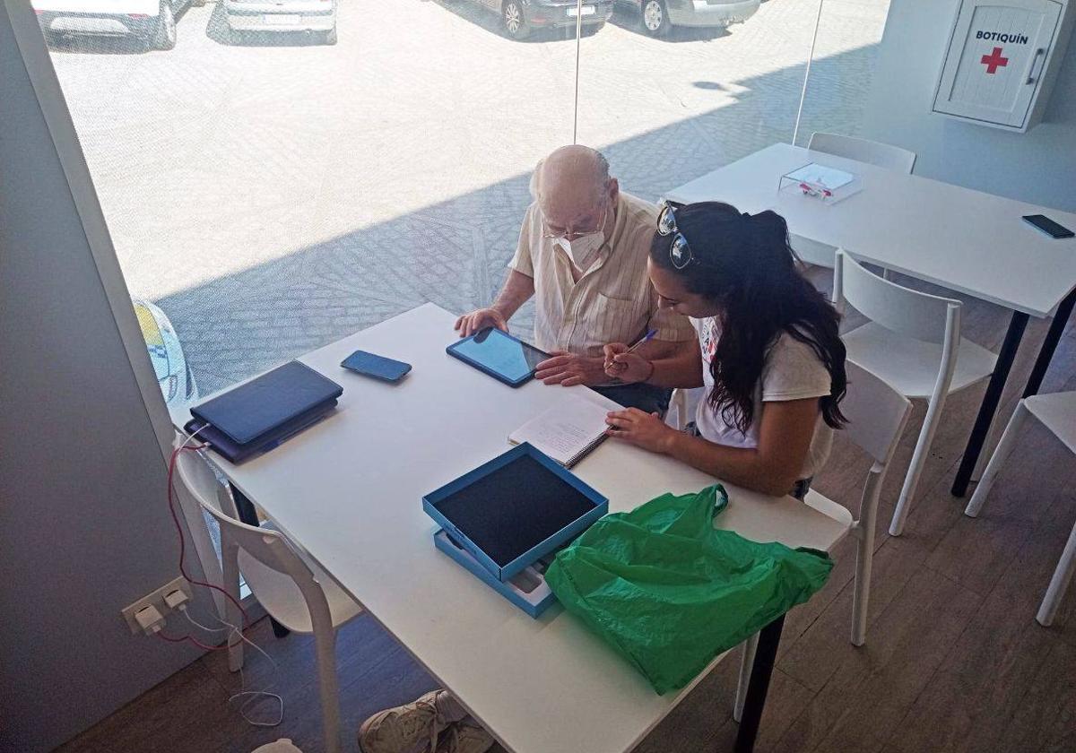 Un usuario en su visita al autobús de Generación D.