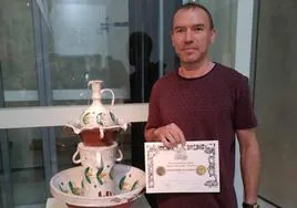 Juan José Pajares Bermejo con su premio y la obra presentada.