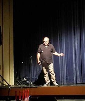 Imagen secundaria 2 - Los pequeños interpretando la obra. Debajo, Isidro Timón, director.