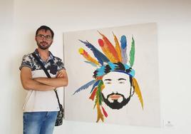Juan Manuel Castaño, junto a su cuadro, uno de los que componen la exposición 'My mind'.