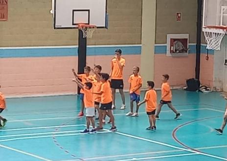 Imagen secundaria 1 - Finaliza la primera semana del Campus de Baloncesto con 45 niños inscritos