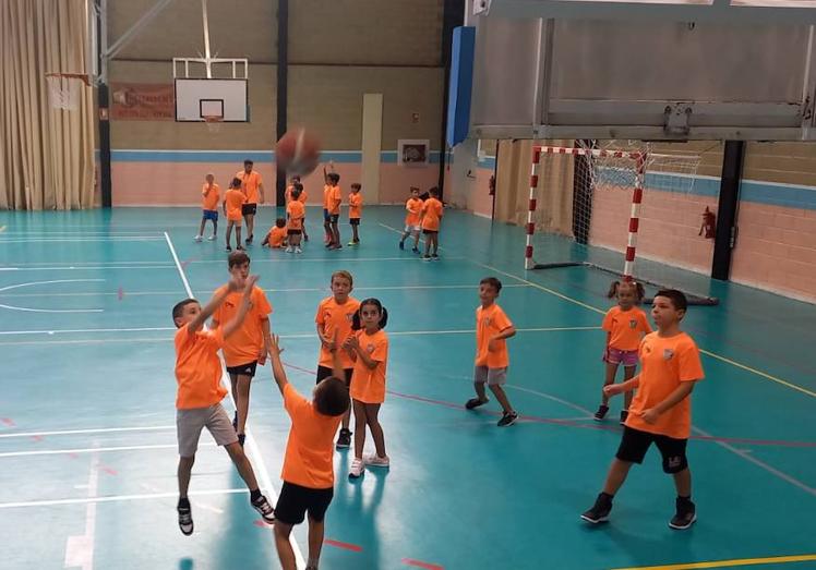 Imagen principal - Finaliza la primera semana del Campus de Baloncesto con 45 niños inscritos