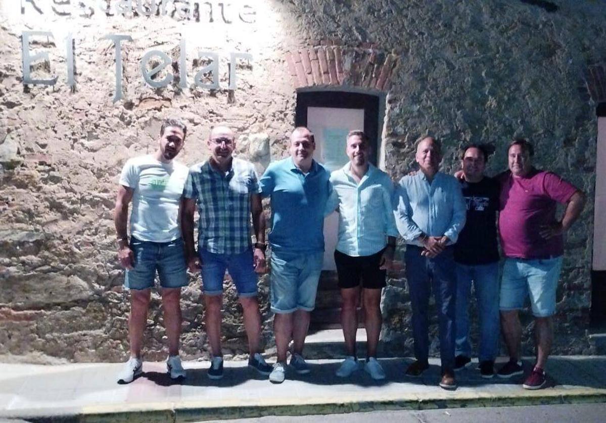 Reunión de la directiva arroyana con su nuevo entrenador, Carlos Pizarro.