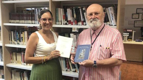 Ramón Ayerza dona a la biblioteca un ejemplar de su libro 'La creación del Camino de Santiago'