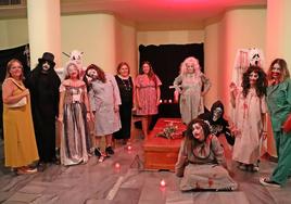 Autoridades junto a algunos de los terroríficos personajes del pasaje.