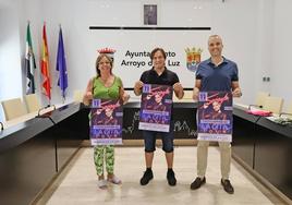 El alcalde, Carlos Caro, la concejala de Educación, Mercedes Pérez y el promotor de World Tour Eventos, Ángel Carrero.