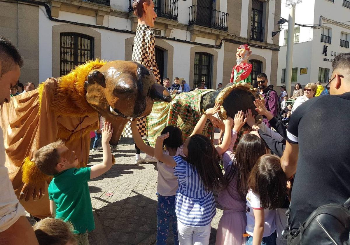 Fotografía de archivo de una salida de cabezudos la pasada Semana Santa.