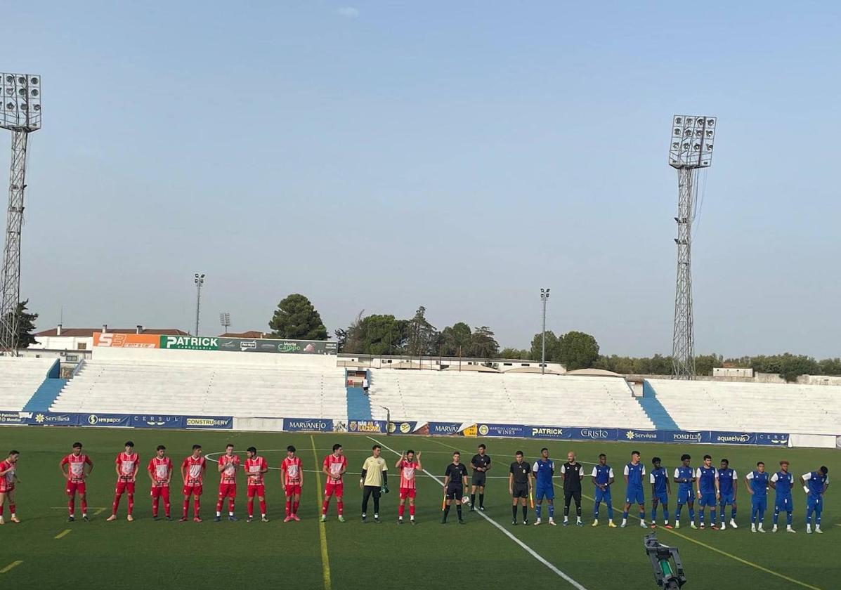 Saludo de los equipos antes del comienzo del partido.