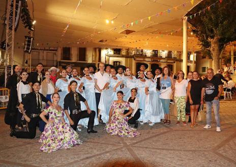 Imagen secundaria 1 - El alcalde, Carlos Caro y concejales, con el grupo argentino