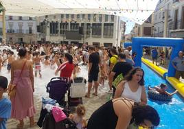 Multitudinaria fiesta del agua y de la espuma en Arroyo de la Luz