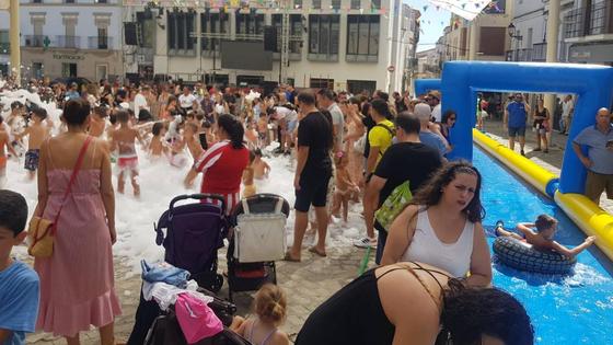 Multitudinaria fiesta del agua y de la espuma en Arroyo de la Luz