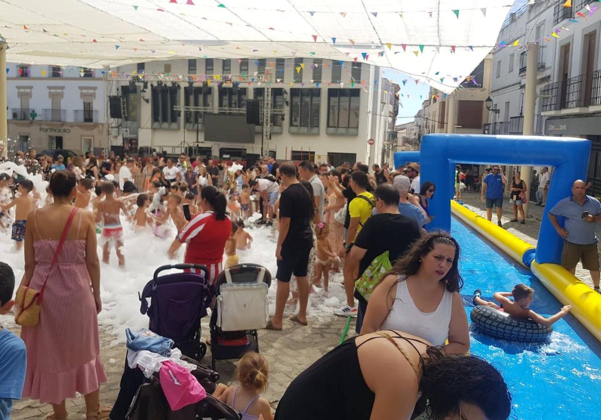 Multitudinaria fiesta del agua y de la espuma en Arroyo de la Luz