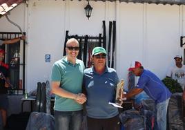 El alcalde arroyano entregando el primer premio.