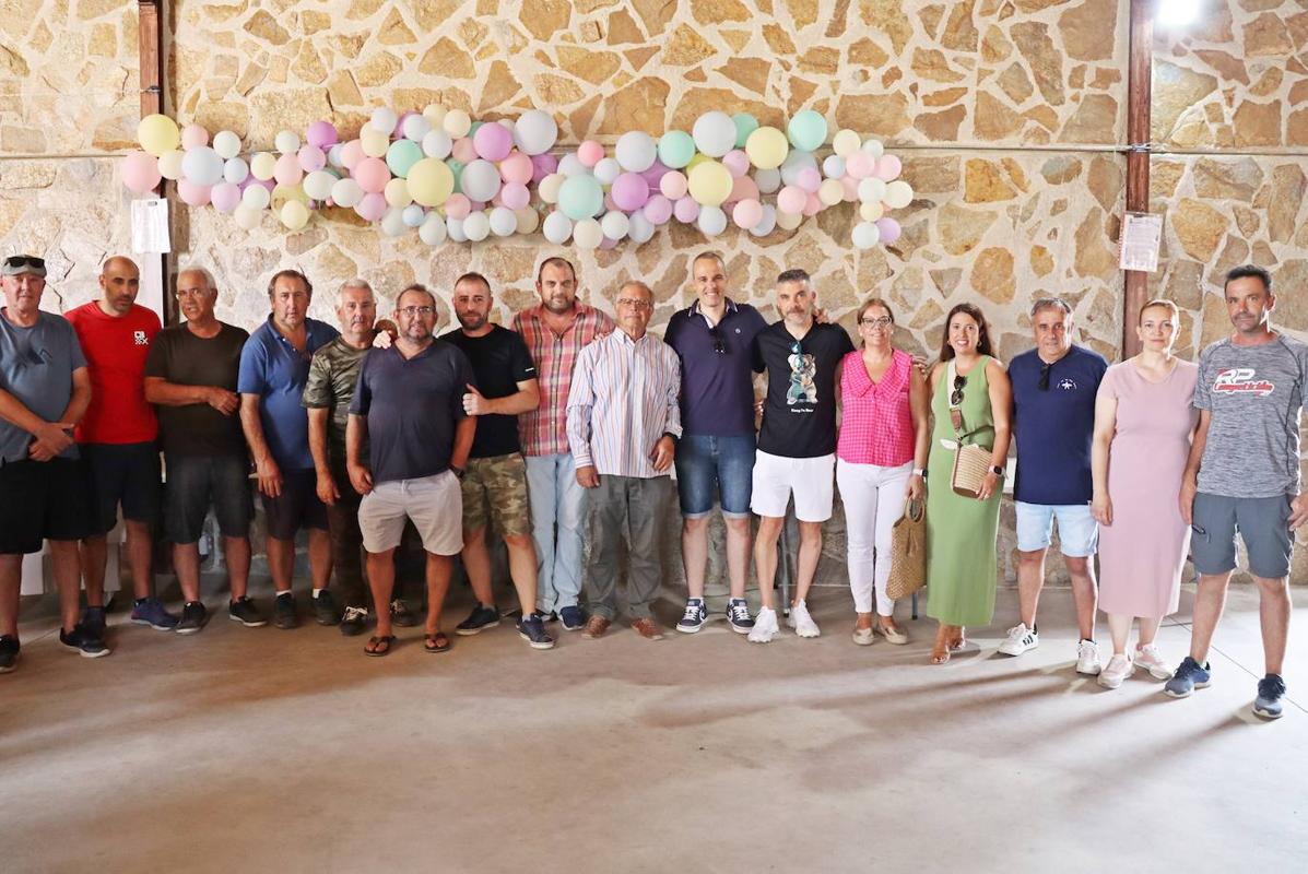 Las autoridades junto a la directiva de la sociedad de pescadores.