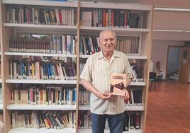 El poeta haciendo entrega del libro.