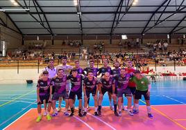 Los arroyanos frente a su afición antes de comenzar el partido.