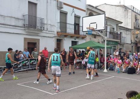 Imagen secundaria 1 - Gran asistencia al 3x3 Baloncesto Callejero de Arroyo de la Luz