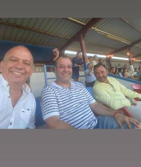 Imagen secundaria 2 - Raúl Bonilla y otros miembros de la directiva en diferentes partidos del club. Arriba, junto al alcalde de la localidad, Carlos Caro, y concejales del Ayuntamiento.