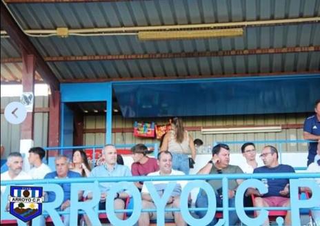 Imagen secundaria 1 - Raúl Bonilla y otros miembros de la directiva en diferentes partidos del club. Arriba, junto al alcalde de la localidad, Carlos Caro, y concejales del Ayuntamiento.