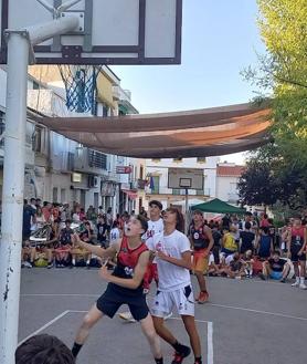 Imagen secundaria 2 - Gran asistencia al 3x3 Baloncesto Callejero de Arroyo de la Luz