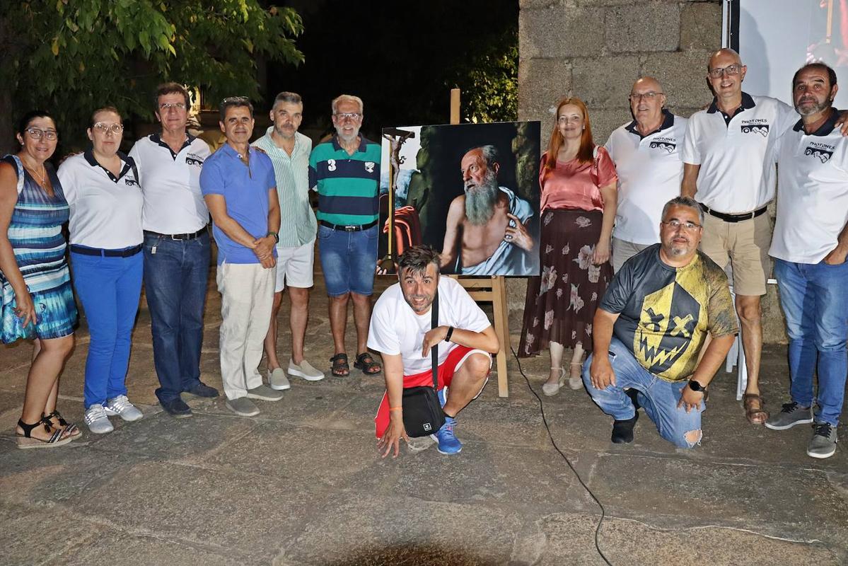 Concejales junto a las asociación Photones, el profesor Antonio J Pérez Toranzo y la obra terminada de San Jerónimo.